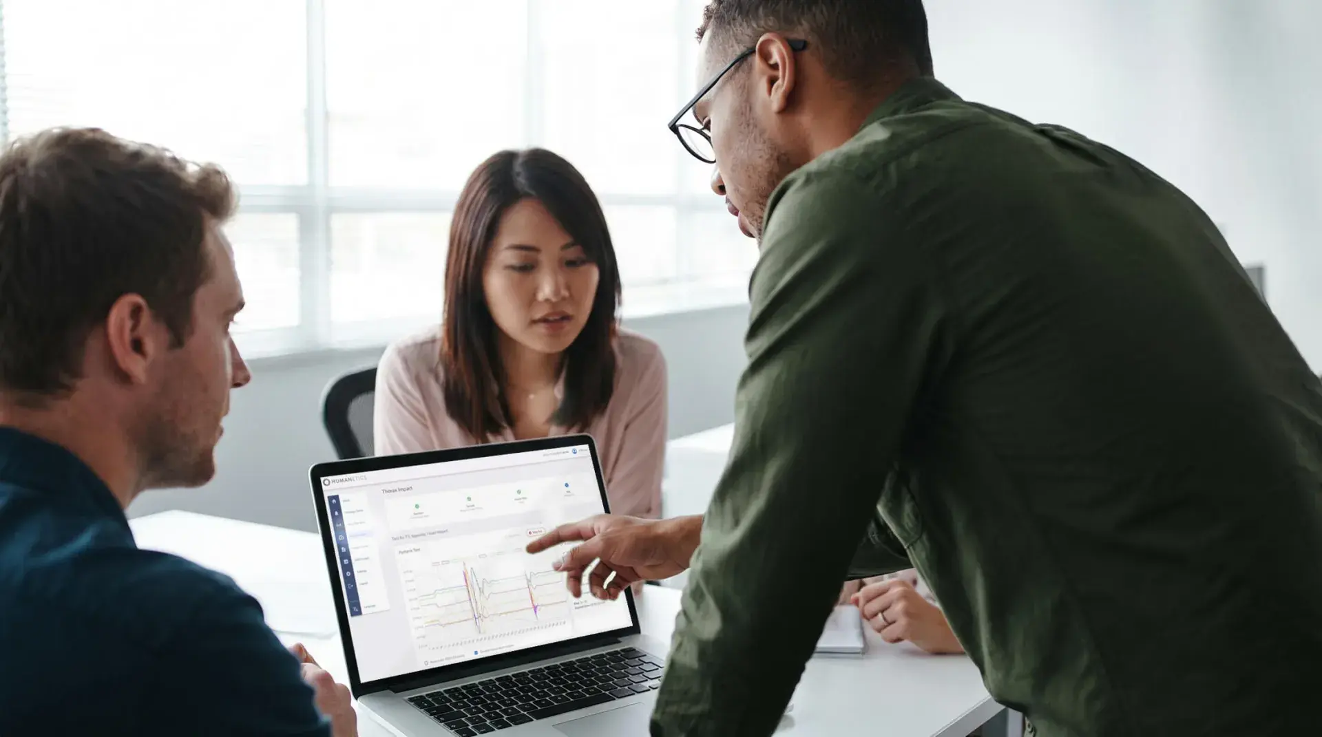 Humanetics - Insight Connect - A man collaborating with his team